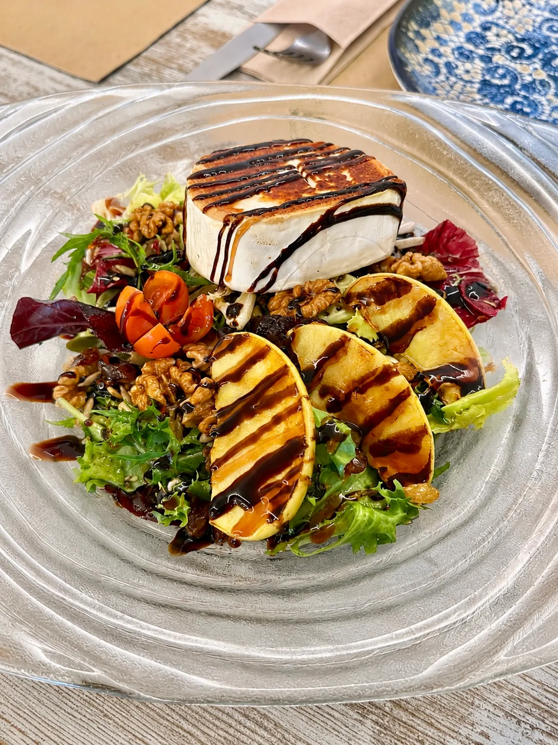 Ensalada templada de queso de cabra con frutos secos, manzana y vinagreta de miel