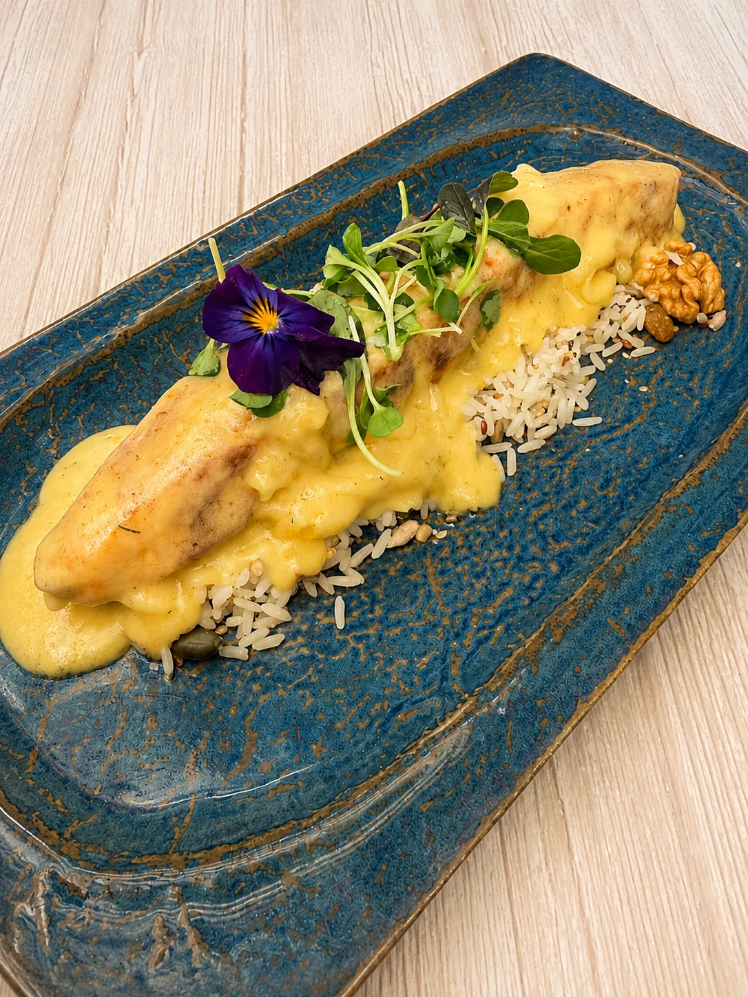 Lomo de salmón a la naranja sobre arroz con frutos secos